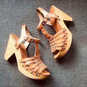 Adorable vintage style brown clog sandals